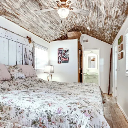 Family-friendly Retreat on Gilletts Lake!