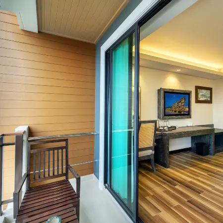 Treepana Hua Hin Hotel Отели рядом с достопримечательностью «Дворец Клай-Кангвон»