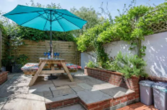 Rose Cottage - 3 Bedroom - Murton Mumbles Hotels in 