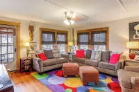 Historic 'Hardy House' on Main Street w/ Fire Pit! - Homestays