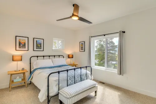 Stunning Twin Lakes Home w/ Deck, 2 Mi to Lake! - 3 estrellas