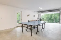 Modern Hiker's Haven w/ Dupont State Forest Views! - Parkplatz