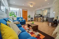 Spacious 4 Bedroom Full Apartment, a few Minutes From the Main Square