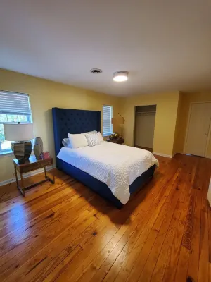 Charming 2-bedroom 2nd floor apartment with WiFi, AC in lovely Charles Town