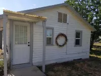 1 bedroom sleeps 4 in town with a country feel.