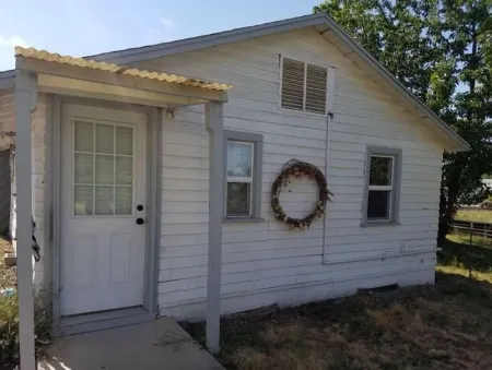 1 bedroom sleeps 4 in town with a country feel.