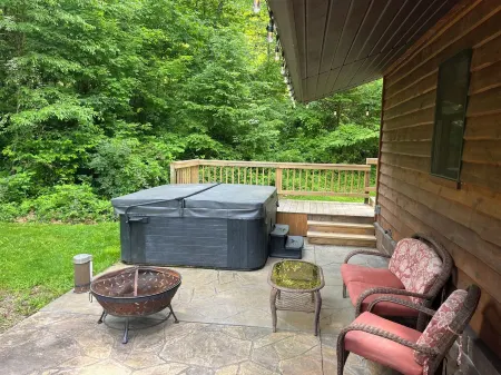 Cozy cabin with indoor fire place Отели в г. Coshocton County