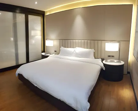 Subic Bay Travelers Hotel & Event Center Отели в г. Олонгапо