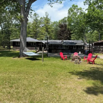 EASY STREET RETREAT! Private beach