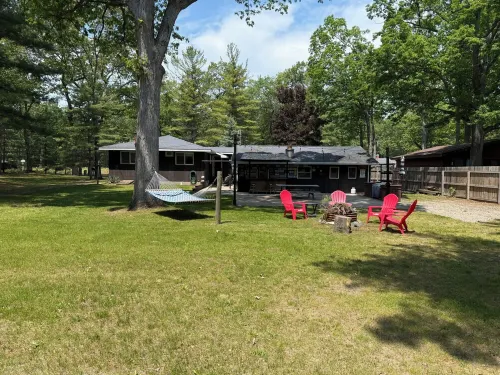 EASY STREET RETREAT! Private beach
