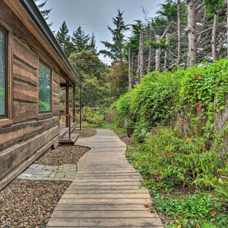 Quiet & Cozy Eureka Home Near Sequoia Park & Zoo!