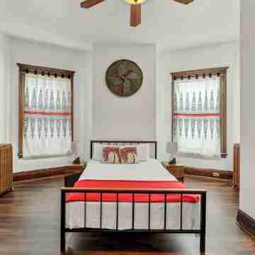 The Victorian on South Park • Sleeps 6 Rooms