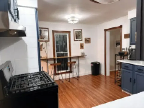 Charming 2-bedroom house in Kokomo w/ WiFi, AC, Hot tub