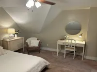 Sullivan Summer House - walk to downtown + beach Hotels in Manistee