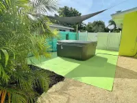 Island-Themed, Four-Bedroom Game House! Irene H. Canova Park附近的飯店