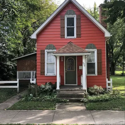 Downtown 2 Bedroom Cottage, Sleeps 6, Walk to Honeywell, Downtown Restaurants