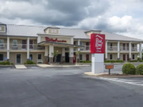 Red Roof Inn & Suites Calhoun Hotels in Calhoun