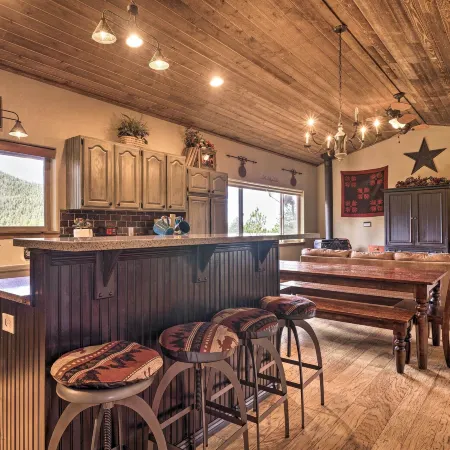Cripple Creek Mountain Getaway w/ Hot Tub & Views!