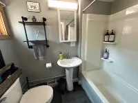 Charming 1-bedroom cottage lake views/access, Malletts Bay Colchester, AC, WiFi