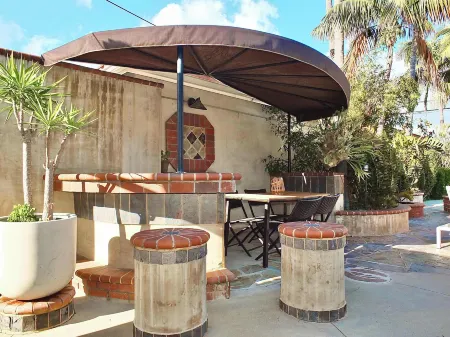 The Belmont Beach Bungalow Отели рядом с достопримечательностью «Нейплс»