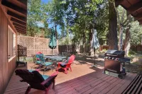 Elm Street Getaway Sleeps 8! Hotels near SUGAR PINE POINT STATE PARK