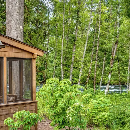 Cozy, Charming Two Bedroom McKenzie Bridge River Front Cabin for 2 Guests,