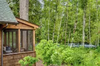 Cozy, Charming Two Bedroom McKenzie Bridge River Front Cabin for 2 Guests,