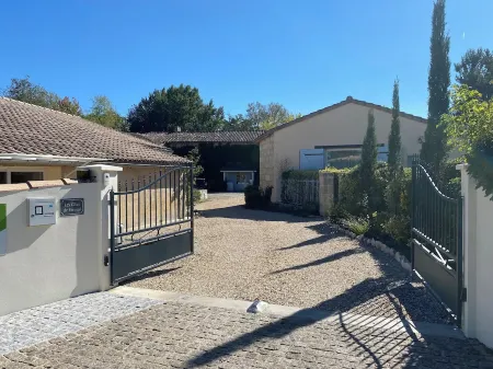 Charming gîte in wooded grounds with swimming pool, 30 minutes from Bordeaux