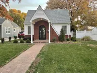 Cozy Double King Suite Bungalow Hotels in Great Bend