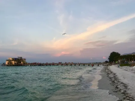 Private Salt Water Pool & Spa, WALK TO BEACH, near Bean Point, GROUND LEVEL.