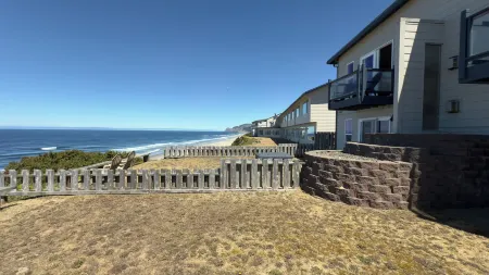 Seahorse Oceanfront Lodging