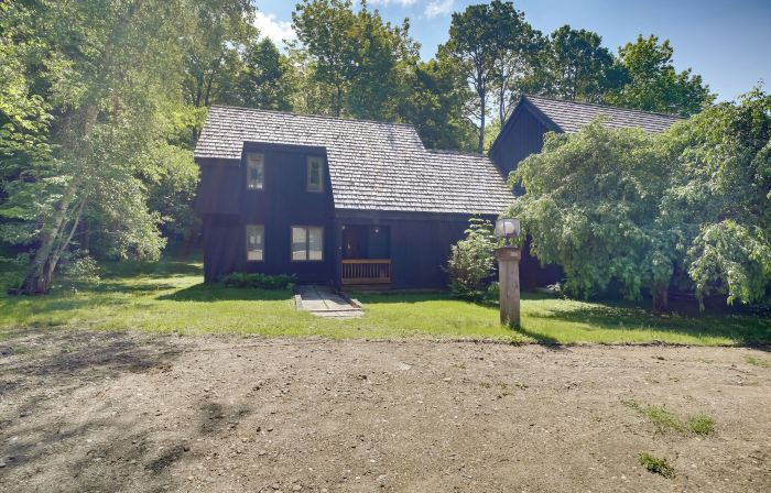 Waitsfield Condo w/ Pool & on-Site Trail Access!