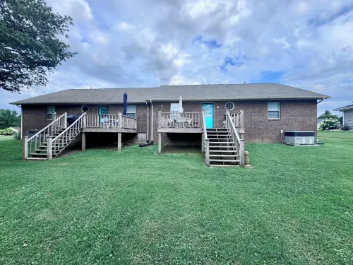 Charming 2-bedroom townhome  near downtown Cave City. Child and pet friendly.