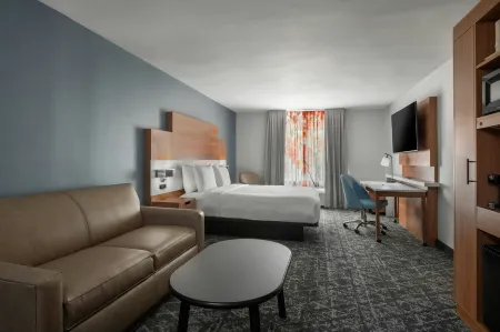 Fairfield Inn & Suites Oakland Hayward Отели рядом с достопримечательностью «Хэйворд Джапанес Гарденс»