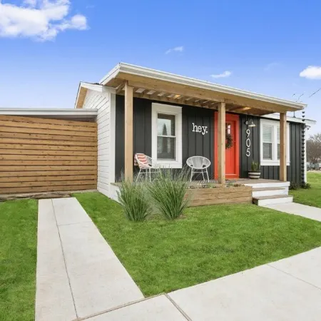 Poppy & Rye Cottage; one block from Magnolia, walkable to everything!