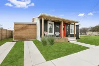Poppy & Rye Cottage; one block from Magnolia, walkable to everything!