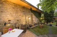 Villa Carla in Murlo, 300sqm detached villa with garden veranda and swimming pool. Hotels in Murlo