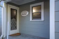 100yr home with peaceful 1940s vibe and modern amenities in historic downtown. 미네올라 호텔