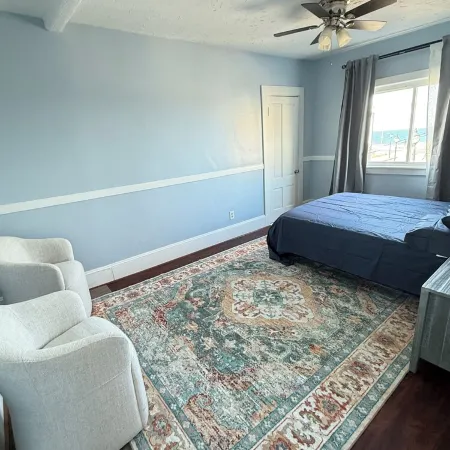 Charming 2-bedroom building in delightful Hull with ocean view Отели рядом с достопримечательностью «Пляж Нантаскет»