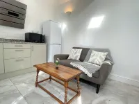 Detached Studio. Sleeps 2, pet friendly, with parking Hotel a Worth Matravers