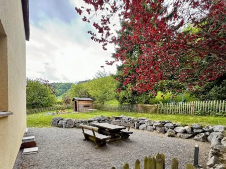 Sunny Holiday Apartment with 3 Balconies and Stunning Mountain Views