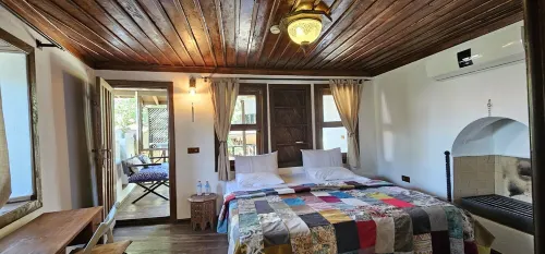 Birgi Mai Siyah Konak; Osmanlı döneminden kalma bağımsız girişli evler. Hotels in Odemis