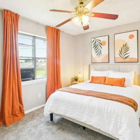 The Full House— Beds~Near Rose District~Shuffleboard~Poker Room~Game Room