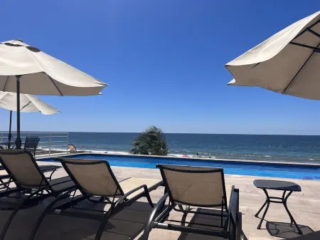 Oceanview Rooftop with Lofts, Private Jacuzzi, Pool, & Beach Access
