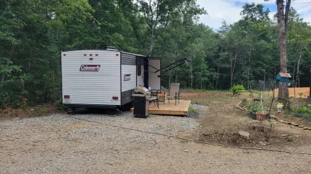 Cozy RV in charming Pikeville with WiFi, AC Отели в г. Бледсо