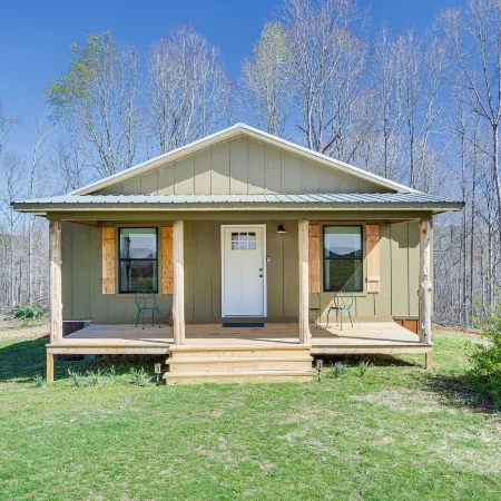 Cozy Mississippi Cabin w/ Covered Porch & Grill!