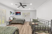 Stay Local Fantastic 4 Bedroom Near the Rez Sleeps 16