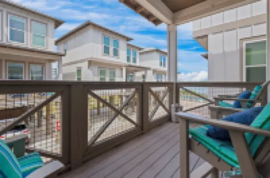 Quiet WHOLE HOUSE btwn the beach and Lagoon with pool, fishing dock, sunsets!!