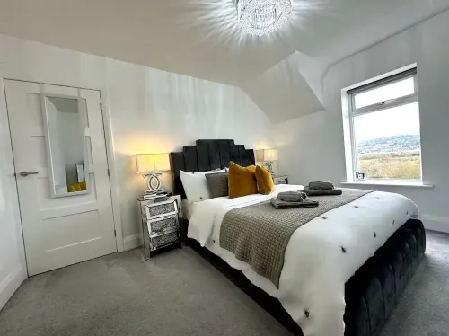 Graded the Castle & Sea View Residence with Hot Tub and Football Table Hotels in Deganwy