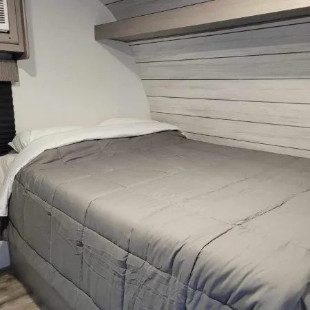 Cozy RV with AC and WiFi in Terrific Melrose